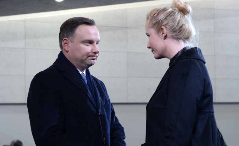 Prezydent Andrzej Duda (L) składa kondolencje na ręce żony zmarłego - Anny Kality