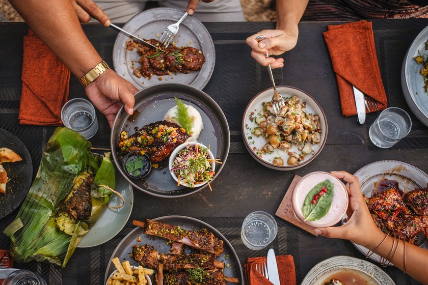 Smoke & Bitters Im hippen Restaurant am Dickwella Beach trifft man sich zum Sundowner oder Barbecue.