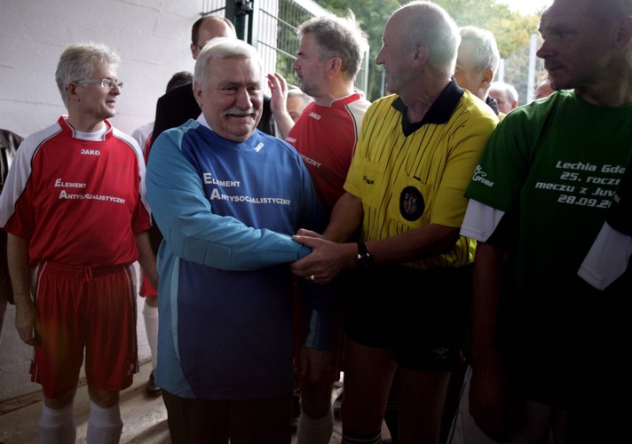 Legendarny lider 'S' udekorowany został wieloma odznaczeniami i orderami państwowymi na całym świecie. Ma też liczne tytuły doktora honoris causa polskich i zagranicznych uczelni. W 2008 r. b. prezydent utworzył nagrodę swojego imienia