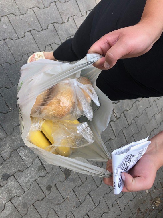 Tienda Sra. Aldona.  Panecillos, mantequilla, queso, plátano.  Una mujer se llevará todo lo que hay en una mochila a un viaje a la montaña