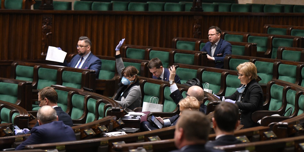 Posłowie w dwóch głosowaniach na specjalnym zdalnym posiedzeniu Sejmu odrzucili wszystkie poprawki Senatu do ustawy budżetowej na ten rok. Dokument trafi do prezydenta