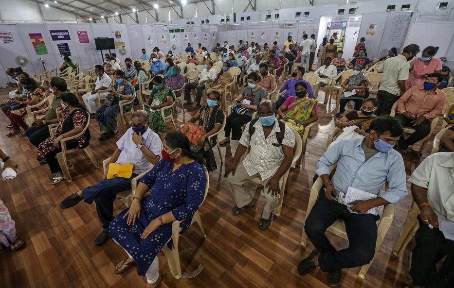 Koronavírus elleni beoltásuk után várakoznak emberek egy oltóközpont megfigyelési termében Mumbaiban. Már 130 millió indiai kapott oltást, de a vírus jobban terjed, mint valaha / MTI/EPA/Divjakant Szolanki