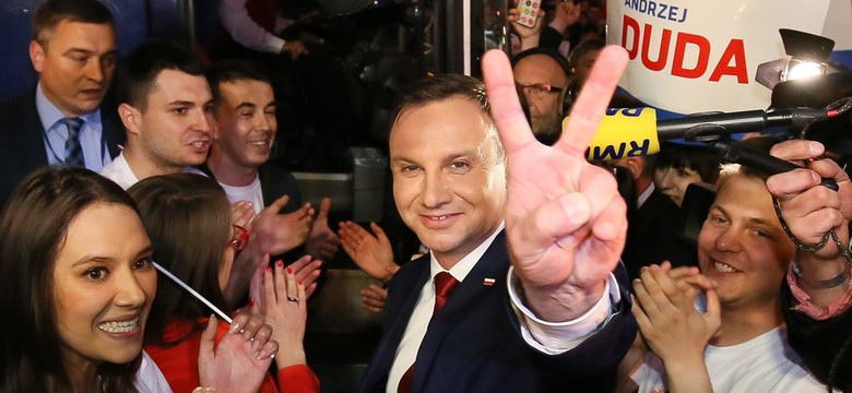 Sondaż late poll: Andrzej Duda wygrywa wybory prezydenckie. Ale jego przewaga maleje