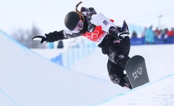 Mistrzyni olimpijska w snowboardzie Chloe Kim zwiozła narciarza 'na barana'