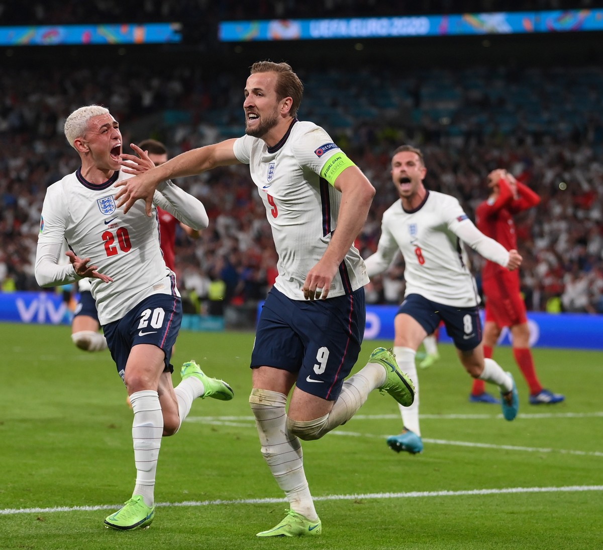 Harry Kane (C) celebrujący gola na 2:1 w meczu półfinałowym z Danią