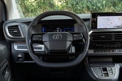 Nowe Toyoty wjeżdżają do salonów. Takich hybryd jeszcze nie było