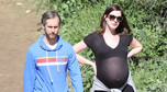 Anne Hathaway i Adam Shulman na spacerze