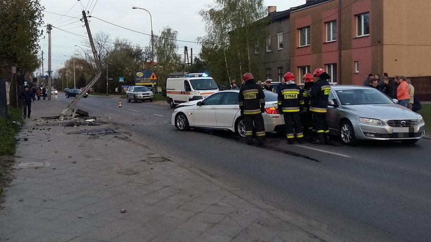 BMW wyrwało słup na Śląskiej w Łodzi.