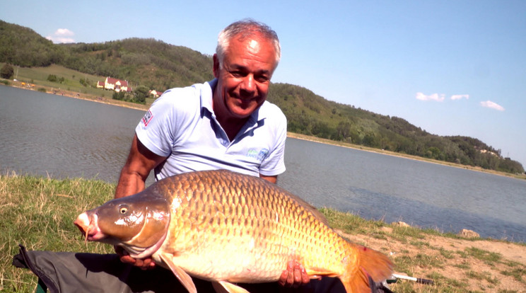 Straub Dezső színművész félórás 
fárasztás után emelte a partra 
ezt a nagy behemótot