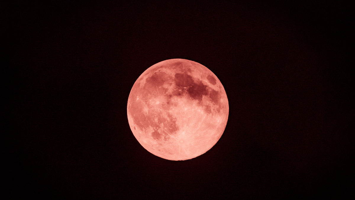 W najbliższy piątek na wieczornym niebie będzie można zobaczyć pełnię "truskawkowego Księżyca", nazywaną też Różanym albo Gorącym Księżycem. Przy wschodzie Księżyca będzie też widoczne także jego półcieniowe zaćmienie.