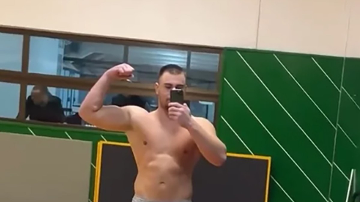 SKINUO SE I POKAZAO MIŠIĆE, A ŽENAMA PALE VILICE Bivši rijaliti učesnik grmi kako izgleda posle raskida, objavio sliku sa treninga, komentari samo pljušte (FOTO)