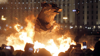 Felgyújtották egy magyar művész munkáját a moszkvai tavaszünnepen