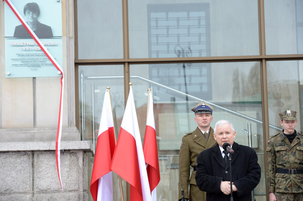 Prezes PiS Jarosław Kaczyński podczas uroczystości odsłonięcia tablicy upamiętniającej śp. Grażynę Gęsicką