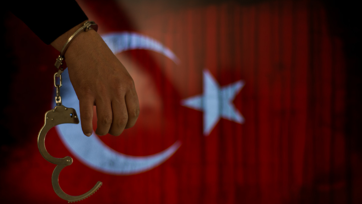 O zatrzymaniu nauczycieli poinformowała agencja Dogan. Podejrzewani są o związki z mieszkającym w USA islamskim kaznodzieją Fethullahem Gulenem, którego Ankara oskarża o przygotowanie udaremnionego puczu z lipca ub.r.