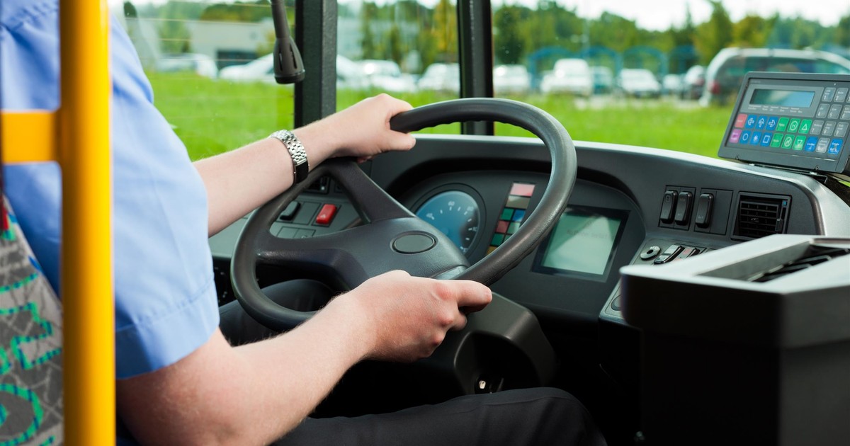 Kierowca autobusu groził dziewczynie bronią