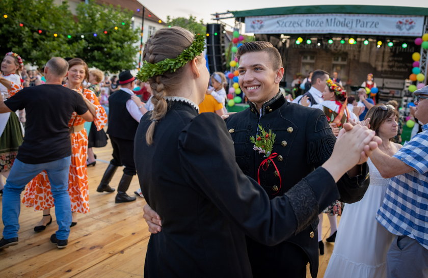  Para młoda ubrana na czarno! To tradycyjne śląskie wesele odbyło się w Pszczynie