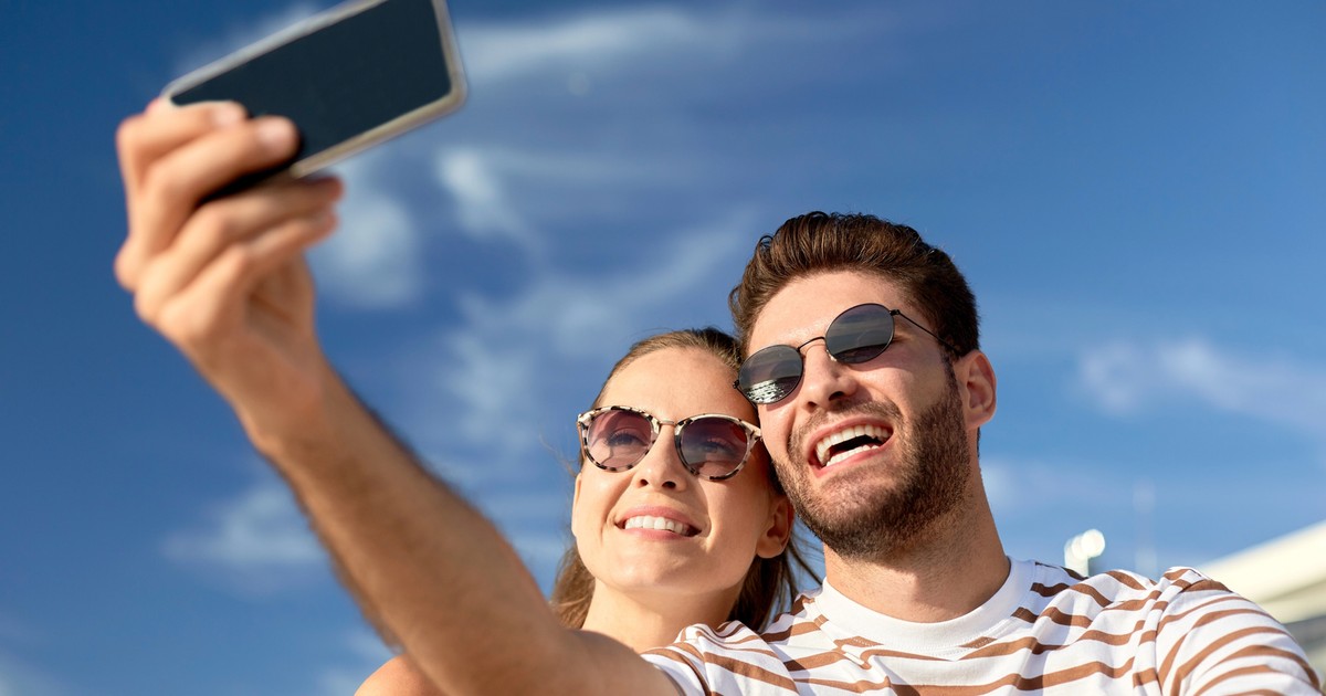 Internet na urlopie 2025: jak nie przepłacić za łączność w podróży i zawsze być online?