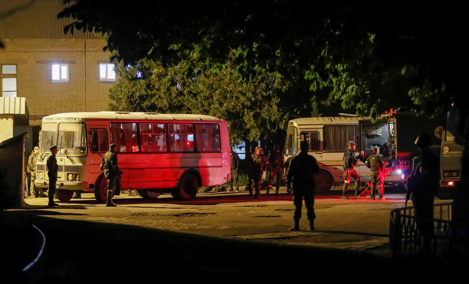 Autobusy z ewakuowanymi obrońcami Mariupola przyjeżdżają na tereny kontrolowane przez separatystów do Nowoazowska
