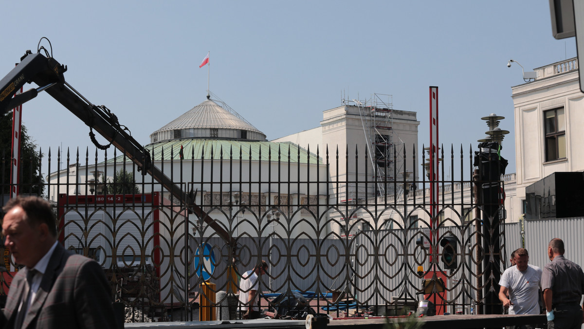 Trzymetrowa brama przed wejściem do Sejmu