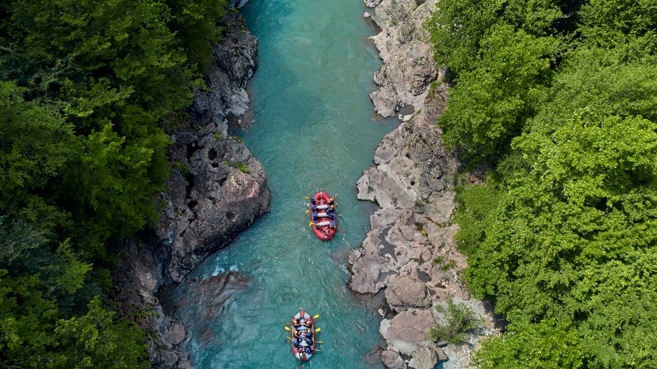 Ekstremalny rafting po Tarze czy spokojne pływanie kajakiem po Jeziorze Szkoderskim?