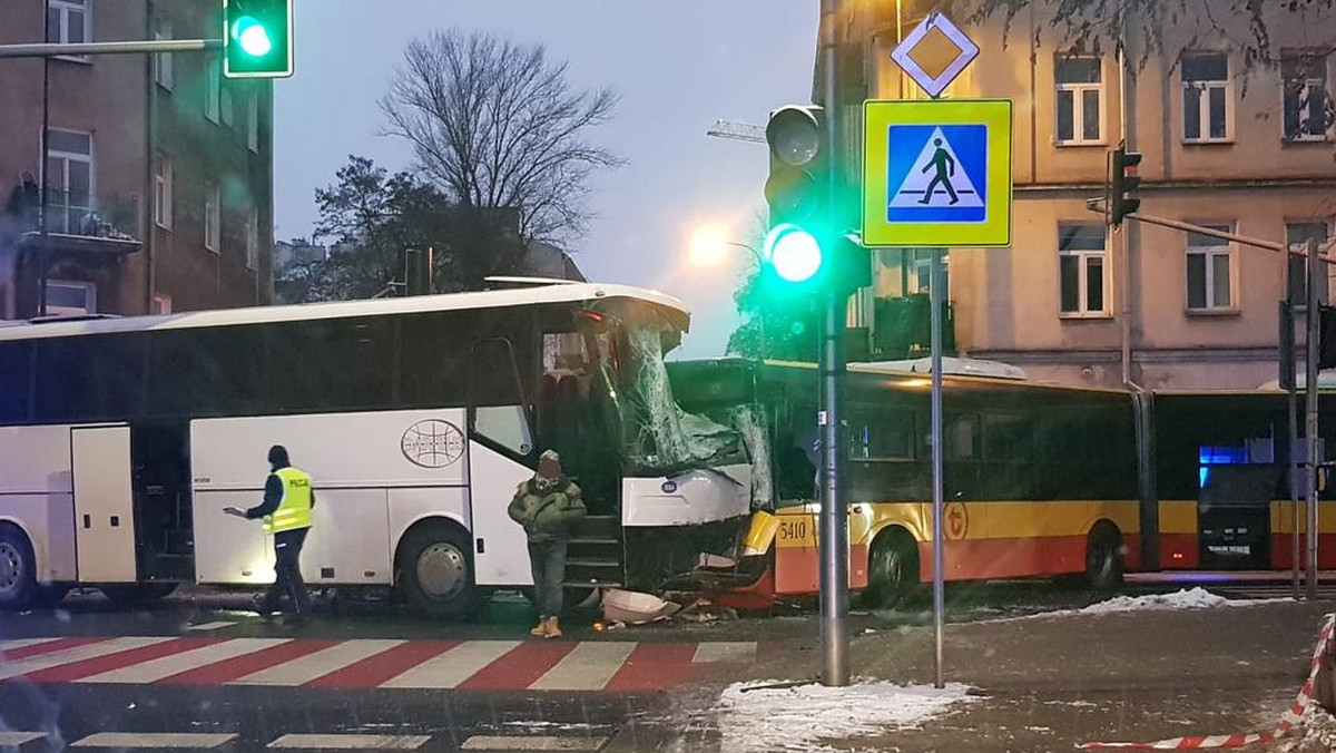 Zderzenie autobusów w Warszawie. Kierowcy trafili do szpitala