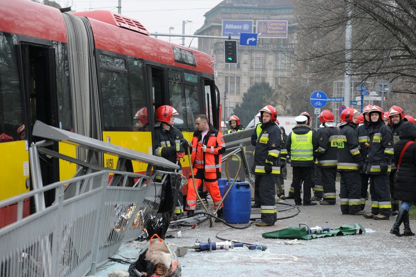 Na Przystanek Wjechał Autobus Pełen Ludzi 1 osoba nie żyje, pięć jest rannych. Wypadek we Wrocławiu. Autobus