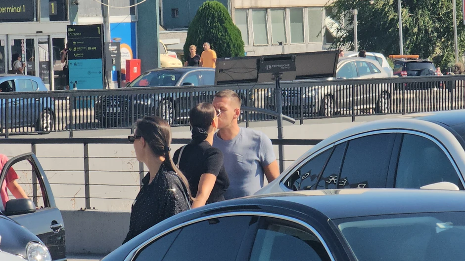 Katarina Grujić i Marko Gobeljić na aerodromu, pali poljupci
