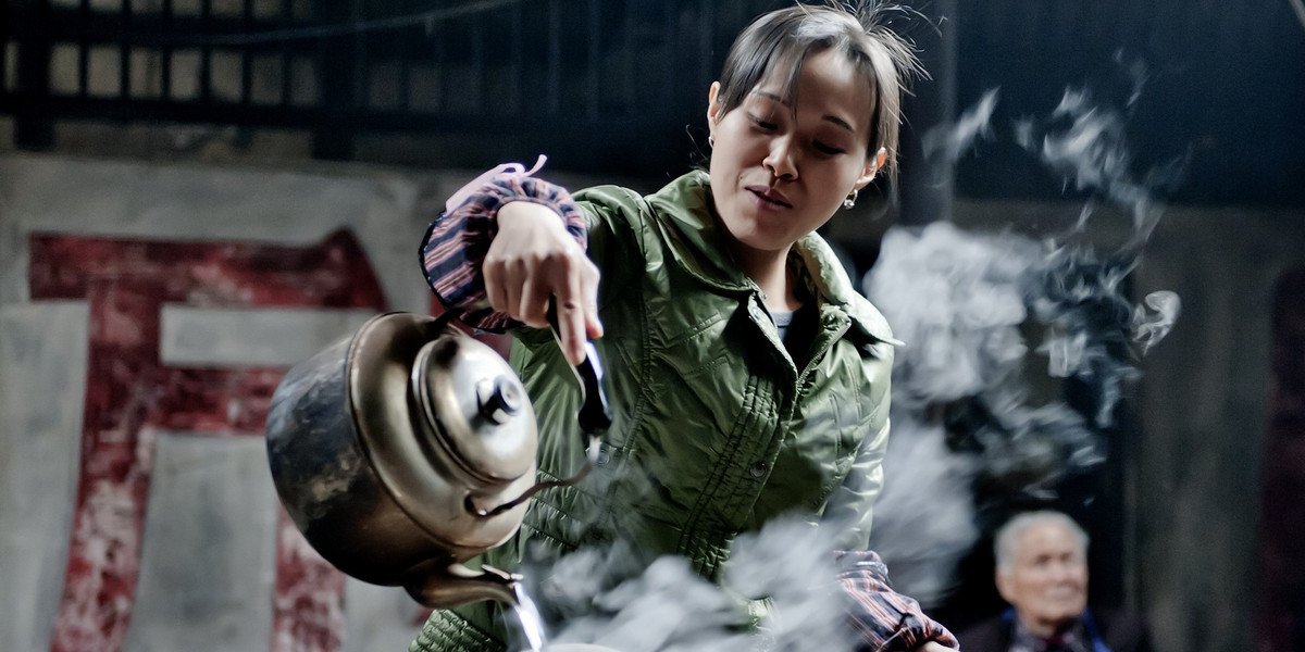 Chiny skupują miedź na potęgę. Na zdjęciu: Chińska kelnerka nalewa wody z miedzianego czajnika
