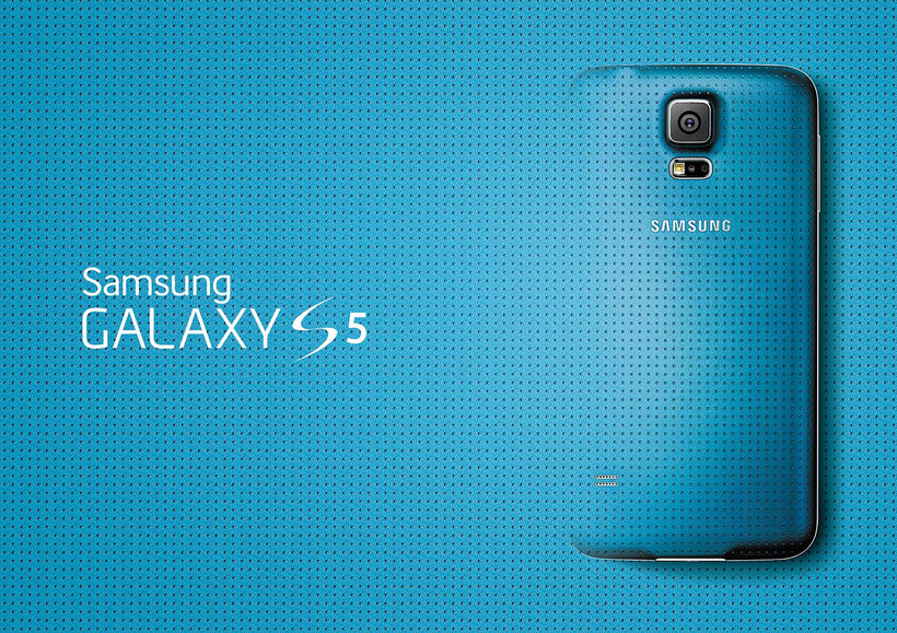 Pod względem designu nowy flagowiec Samsunga jest bliźniaczo podobny do swojego poprzednika, choć nie obyło się bez kilku drobnych zmian i jednej troszeczkę większej – dotyczącej tylnego panelu urządzenia. Został on wykonany z chropowatego tworzywa sztucznego, co sprawia, że nowy Galaxy S5 jest zdecydowanie bardziej stylowy w stosunku do swojego poprzednika (trudno nie odnieść wrażenia, że Samsung inspirował się tu tylnym panelem z pierwszego Nexusa 7).
