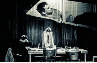 Wakar: „Holzwege”  jak błądzenie w poszukiwaniu prawdy o artyście