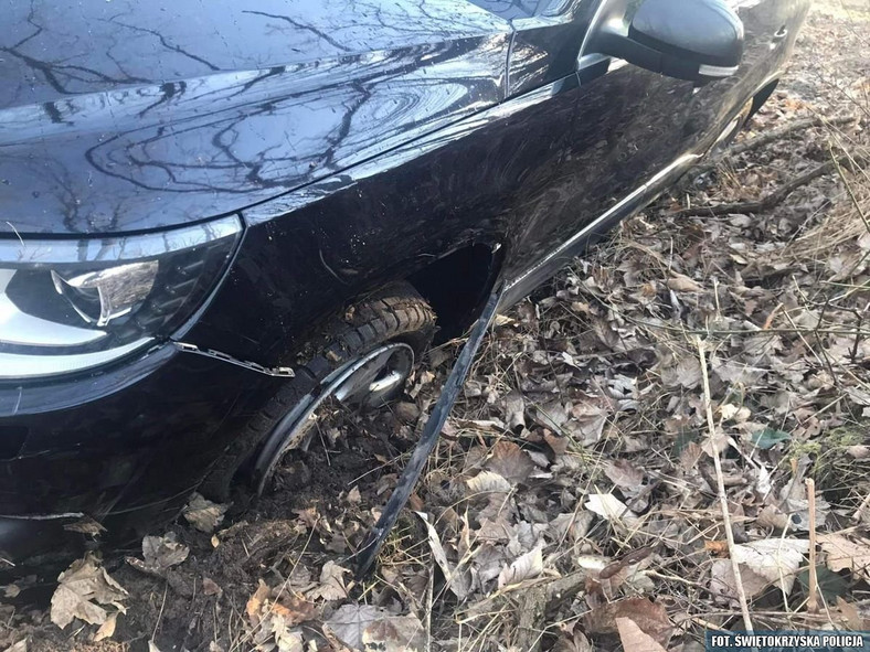 Policjanci pomogli naprawić samochód rodziny uciekającej z Ukrainy