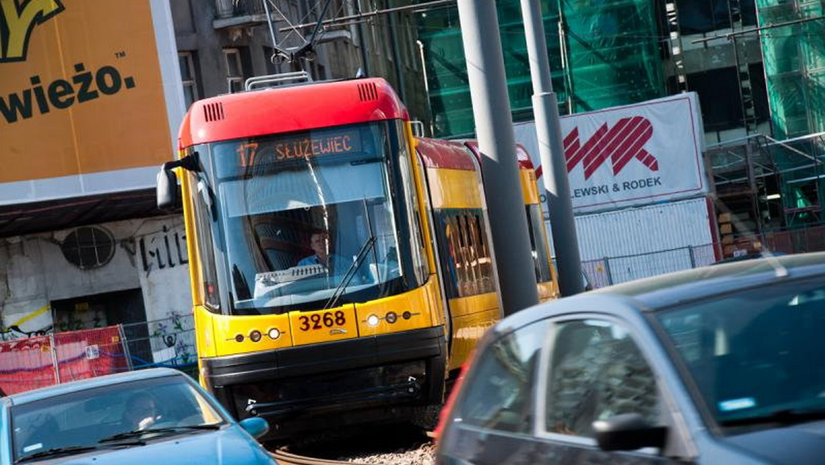 To będą ciężkie dni dla pracowników zagłębia biurowego, zwanego "Mordorem", na warszawskim Służewcu. Za tydzień wyłączony zostanie ruch tramwajowy na ul. Woronicza, części Wołoskiej oraz na Marynarskiej. Uruchomione zostaną autobusowe linie zastępcze. Tego samego dnia tramwaje znikną również z fragmentu ul. Powstańców Śląskich.