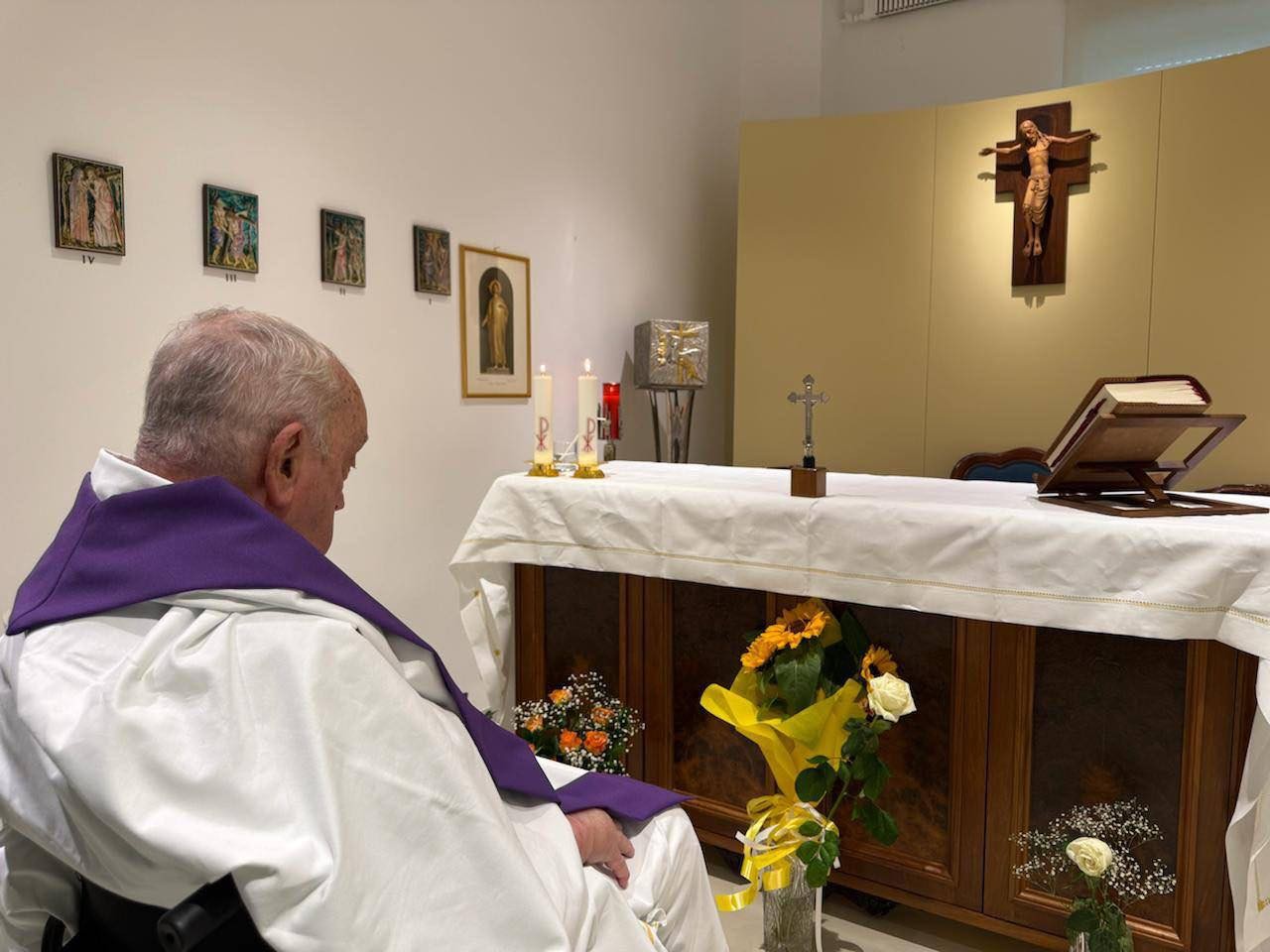 Vatikán zverejnil prvú fotku pápeža Františka od jeho hospitalizácie.