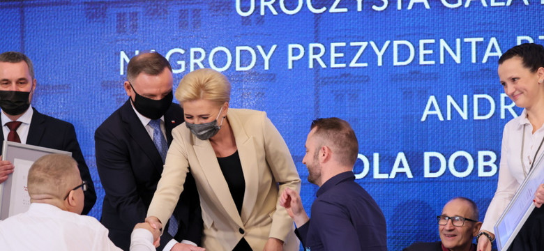 Nieprzemyślany oversize: Agata Duda w źle dobranej marynarce. FOTO