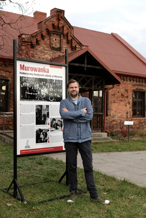 Maciej Piwowarczuk, prezes Fundacji na rzecz Wielkich Historii, przed siedzibą Muzeum z Klasą