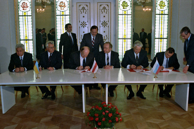 Podpisanie Porozumienia białowieskiego w Wiskulach w 1991 r.