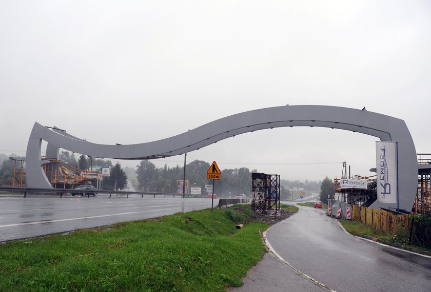 Kładką nad jezdnią, czy tunel pod Zakopianką?