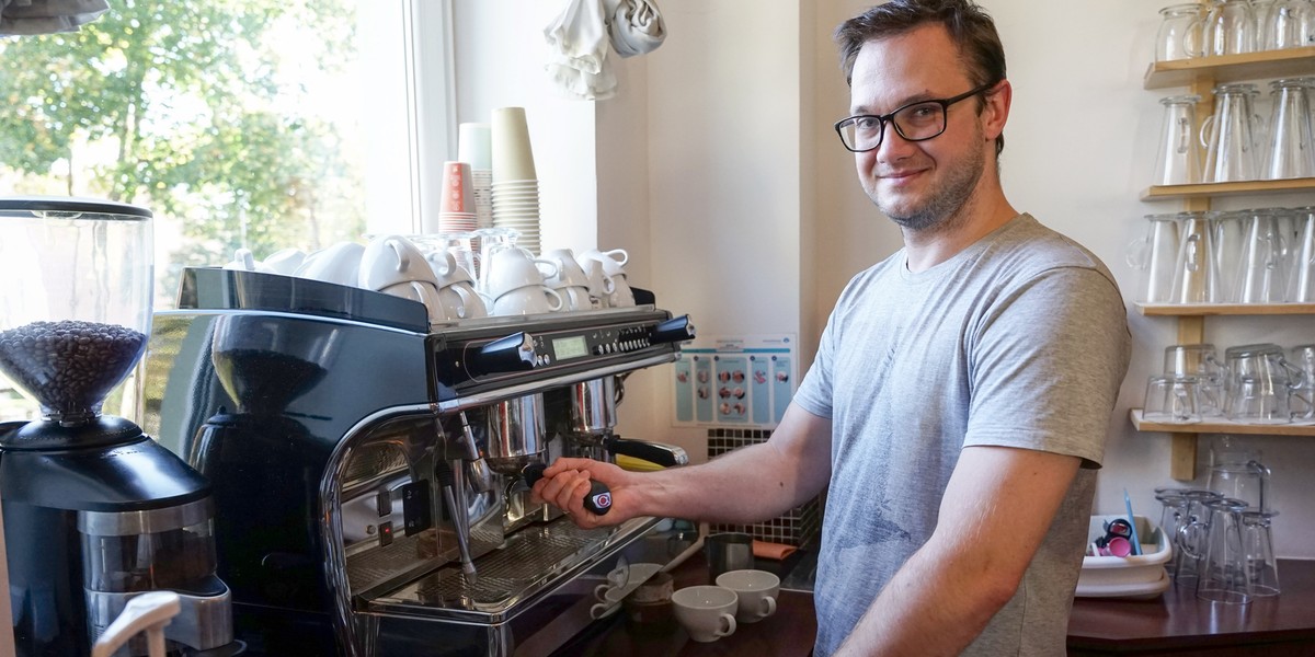 Dziś dzień kawy! Ekspert z kociej kawiarni Kotka Cafe zdradza, jak dodać do niej nieco magii.