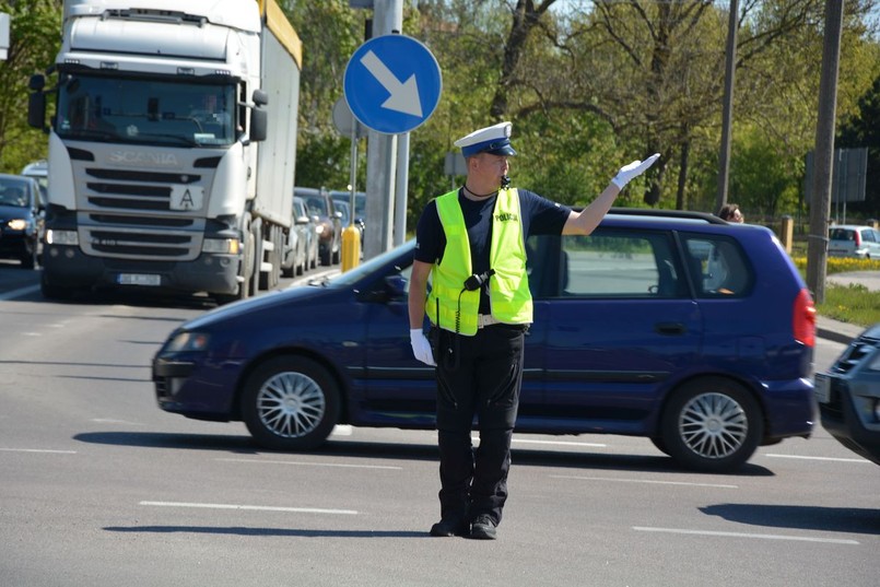 Policjant kieruje ruchem