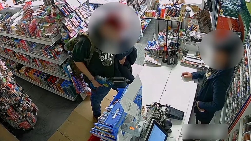 Muž zaútočil na predavačku motorovou pílou