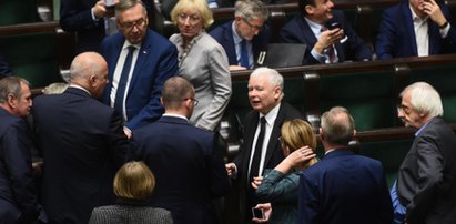 W PiS wrze! Za kulisami toczą się wewnętrzne wojenki. Kto z kim się gryzie?