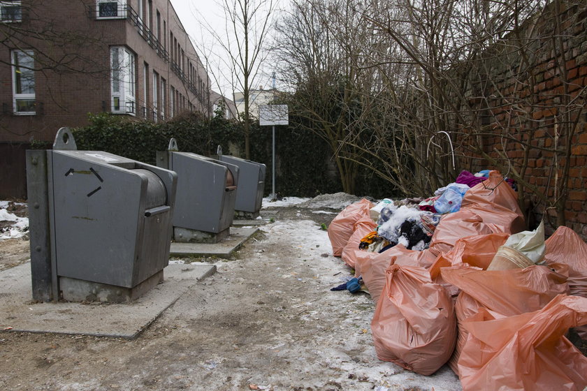 Podziemne śmietniki, które zamontowano na placu przy skrzyżowaniu ul. Kurkowej i ul. Strzeleckiej w Gdańsku to bubel