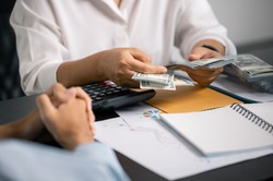 Wynagrodzenia innych osób pracujących na takich samych stanowiskach muszą być ujawnione albo gigantyczna kara dla pracodawcy