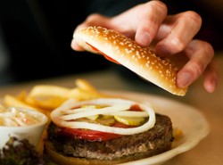 Hamburger z frytkami w niższej cenie? MF zamierza to kontrolować