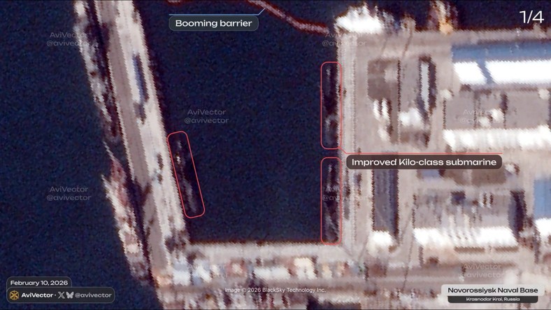 Ruchy okrętu podwodnego w porcie.