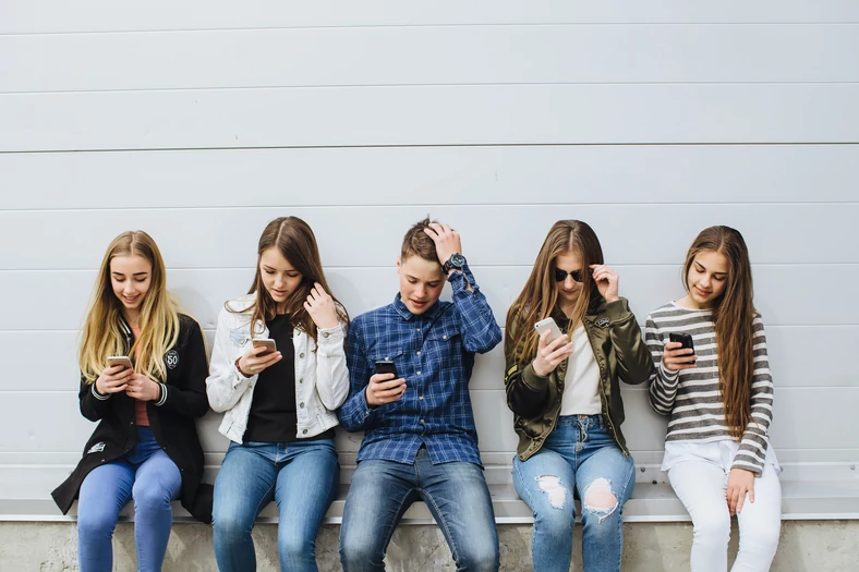 Obecnie nastolatkowie i dzieci regularnie korzystają z mediów społecznościowych