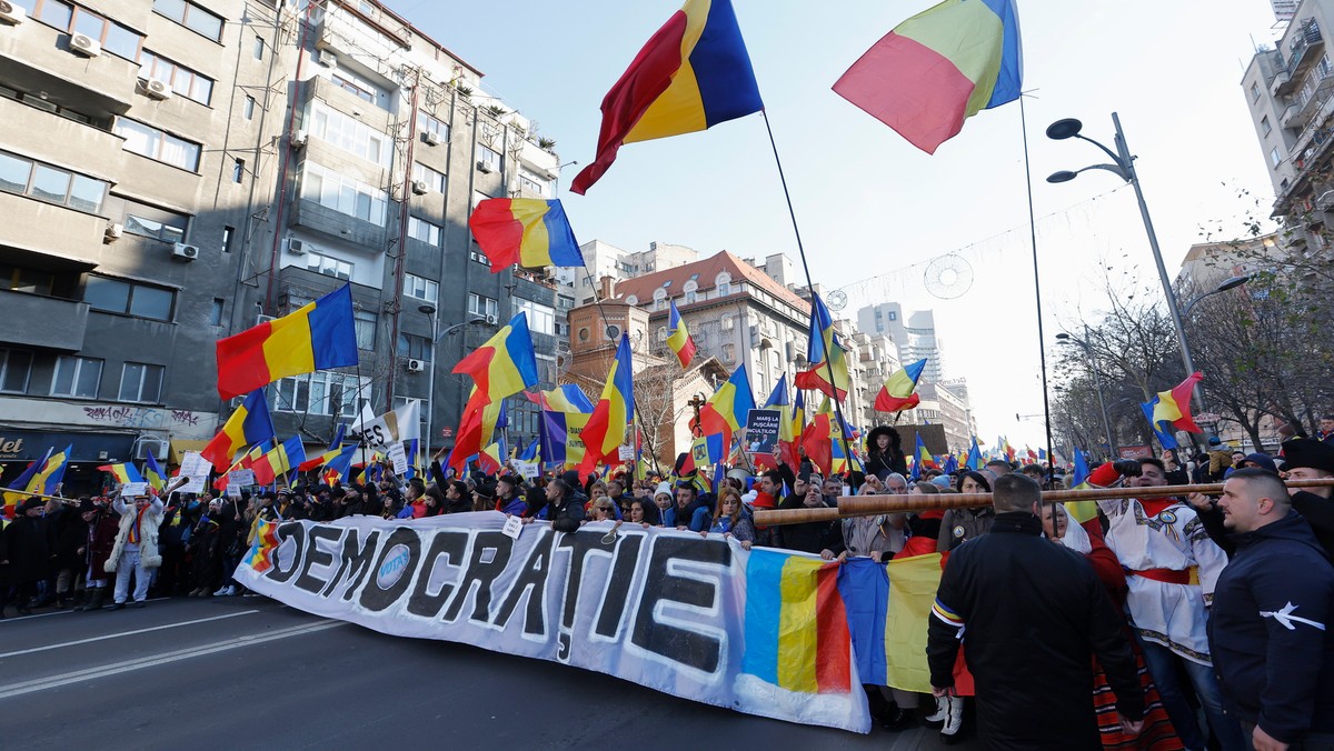 Kilkunastotysięczna demonstracja w Bukareszcie za uznaniem wyników wyborów prezydenckich [Źródło: PAP]