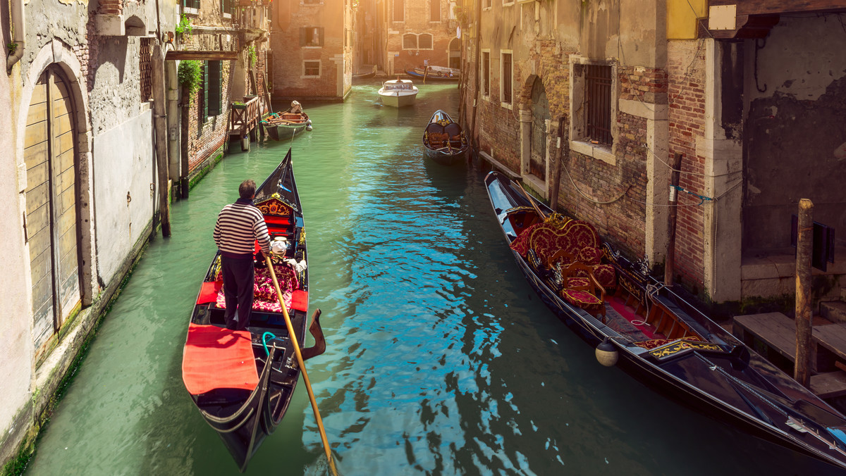 Strażnicy dobrego zachowania w Wenecji karcą roznegliżowanych turystów