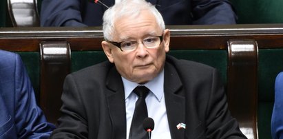 Jak wojna w Ukrainie wpłynęła na poparcie dla głównych polskich sił politycznych? PiS wciąż wygrywa, ale ma kłopot. Najnowszy sondaż