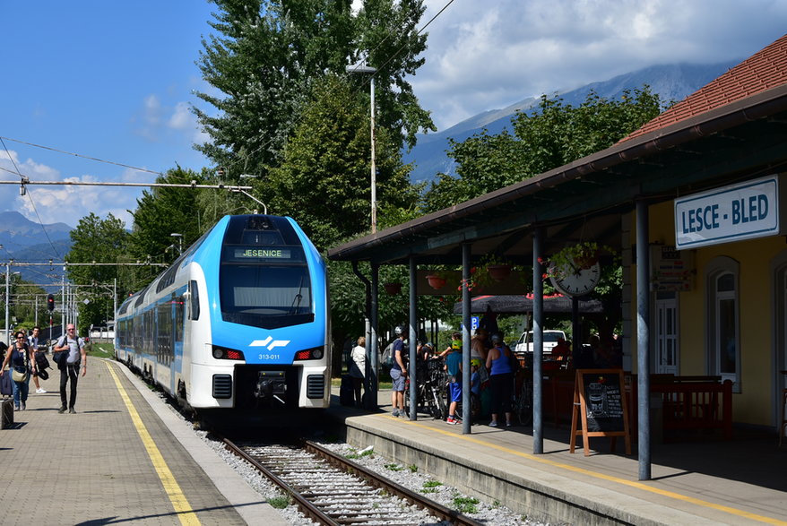 Pociąg osobowy kolei Słoweńskich, obsługiwany składem piętrowym na stacji Lesce-Bled Stąd do słynnego jeziora Bled jest niecałe 4 km